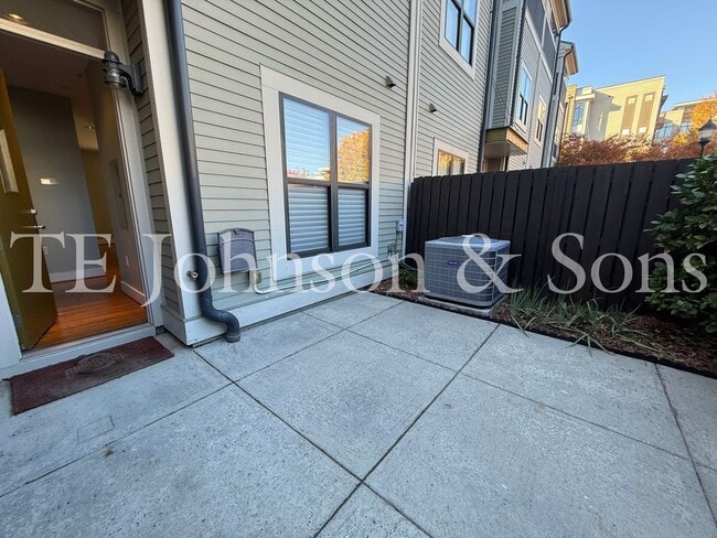 Building Photo - Modern Three Level Townhome in the Heart of Winston Salem