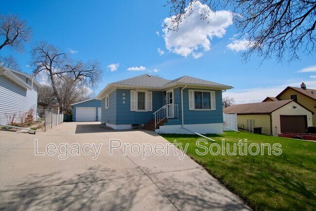 Building Photo - 609 N 13th St