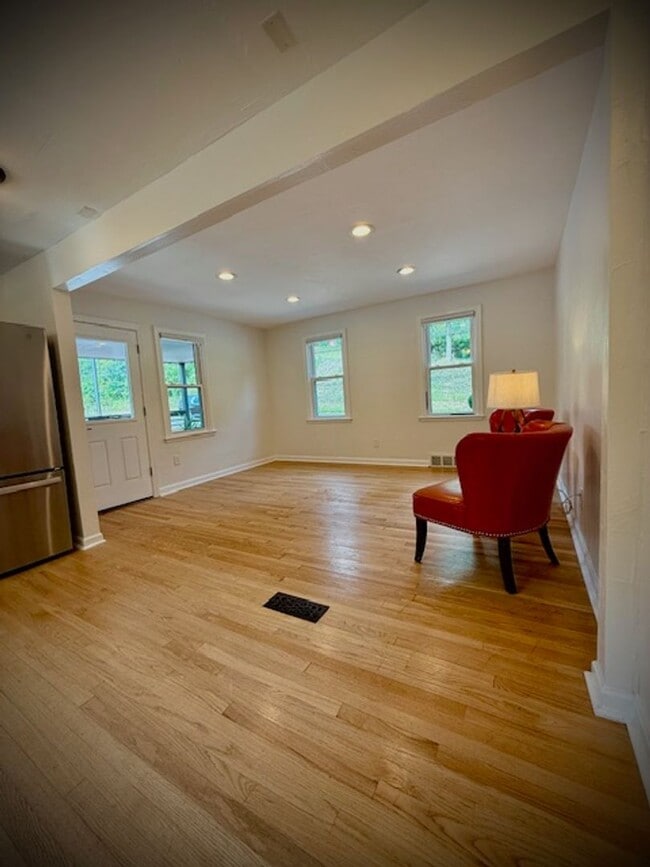 Building Photo - Updated, spacious 1 bedroom 1 bath located...