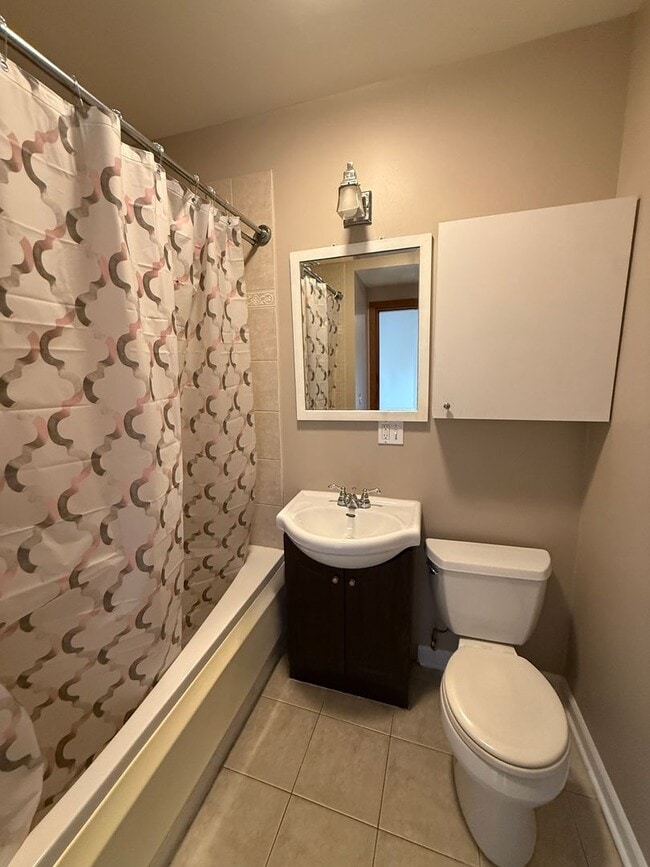 Building Photo - 3 Bedroom 2 Bath Apartment in Rogers Park
