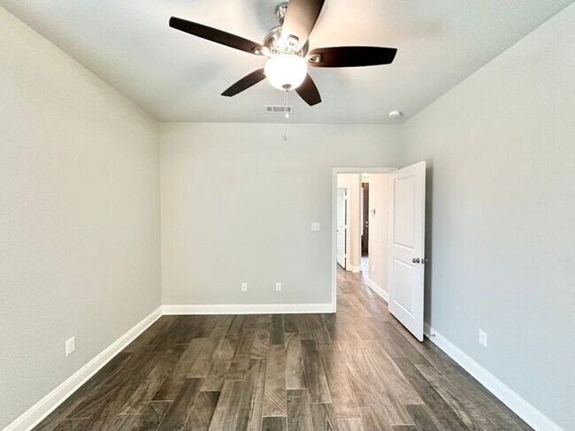 Building Photo - Available Now! Stunning 3 Bedroom 2 Bath i...