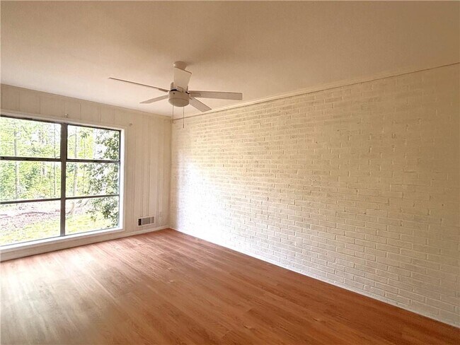 Building Photo - 5009 Crowe Dr SE