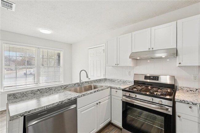 Building Photo - 240 Plantation Glen Ct