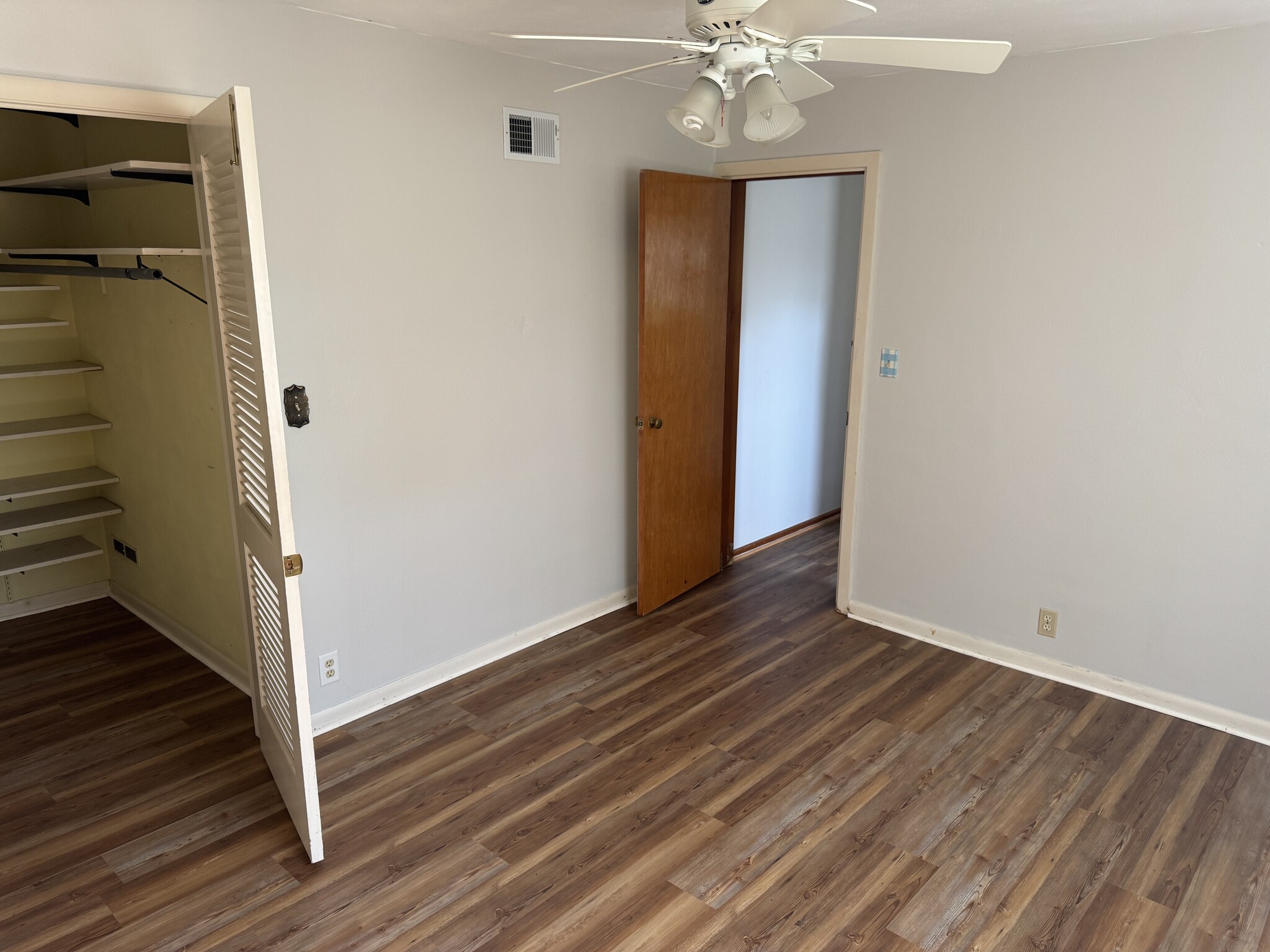 Master bedroom picture #2 - 2009 Durand Ave