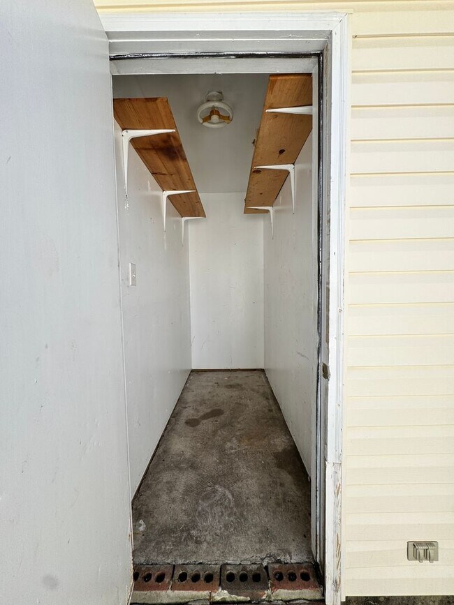 Building Photo - Adorable Duplex- Fenced Yard!