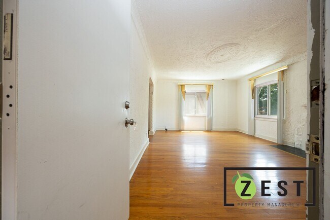 Building Photo - 17352 Roselawn St