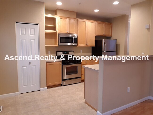 Building Photo - Sexton Mtn 3 Bed End Unit Townhome, Huge G...