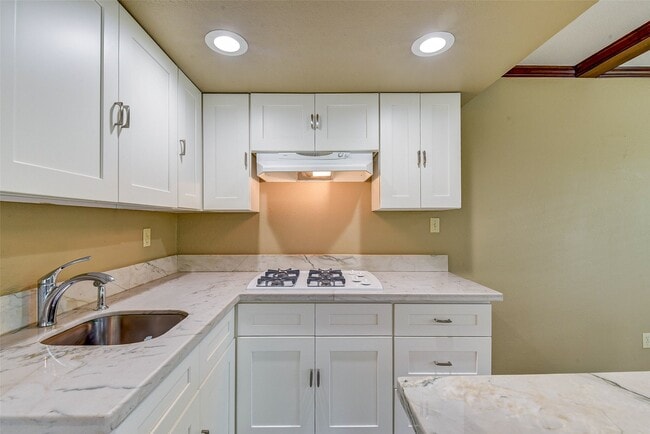 Building Photo - 15606 Dawnbrook Dr