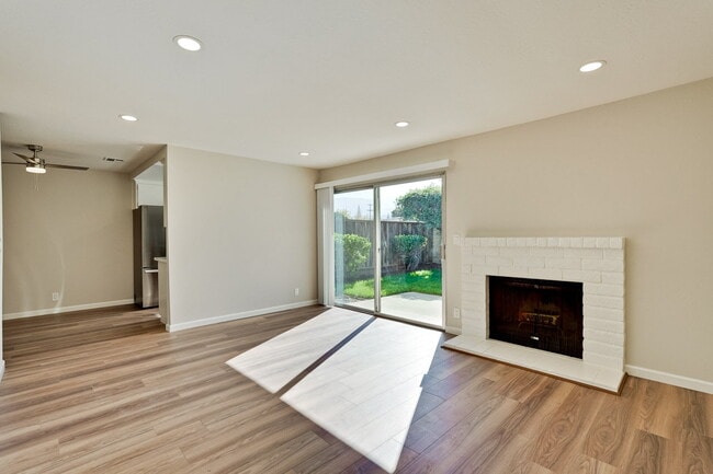 Building Photo - Newly Remodeled 3BR, 2BA, 1,117sf Duplex w...