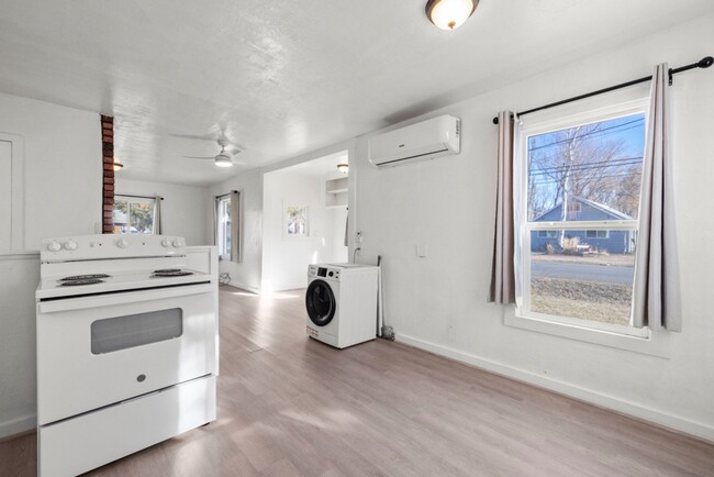 Building Photo - Newly renovated 2bdrm 1 bath house with 3 ...