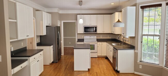 Building Photo - 8 Holly Springs Ln