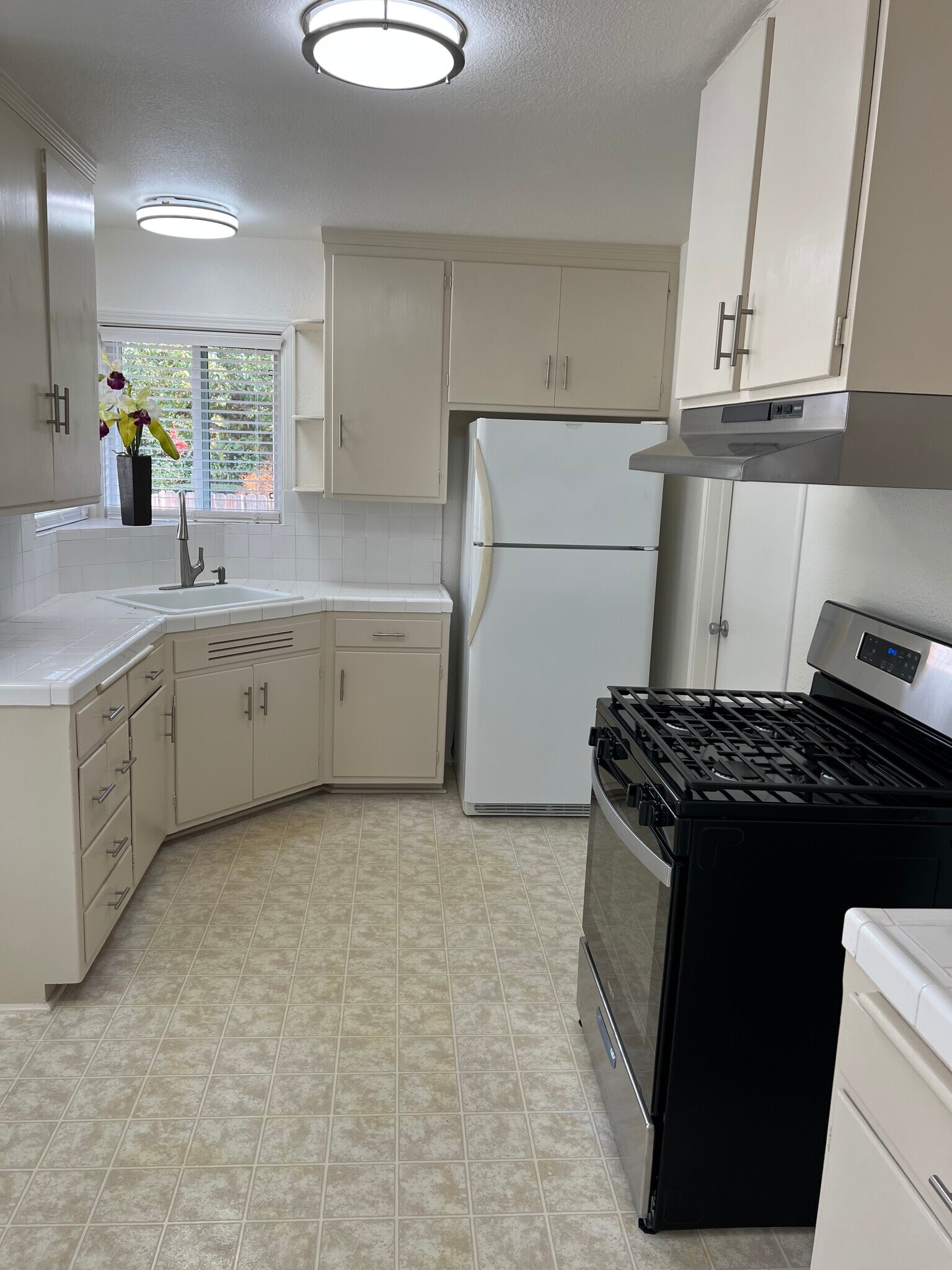 Building Photo - 3701 Mosswood Dr