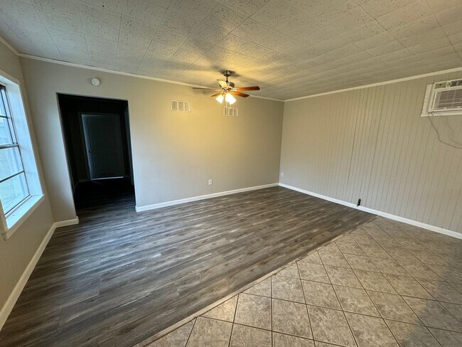 Building Photo - ALL UTILITIES INCLUDED - 2 Bedroom/ 1 Bath Home