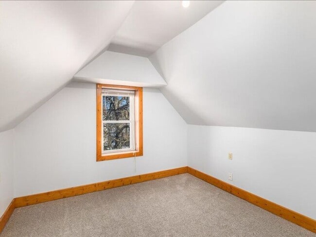 Building Photo - 520 1/2 W Bucyrus St- TOP FLOOR