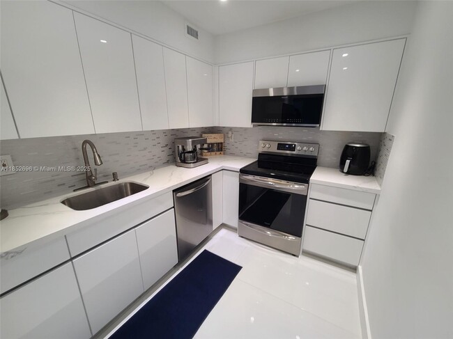 Building Photo - 2501 S Ocean Dr