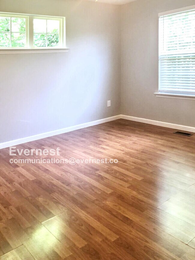 Building Photo - 808 Sunrise St