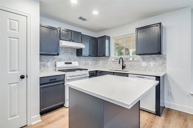 Building Photo - 1106 Hughmont Dr