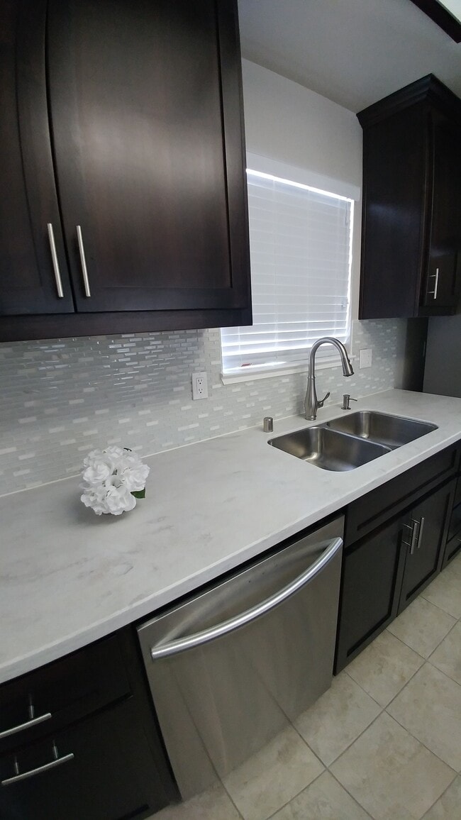 Building Photo - 552 Cimarron Dr