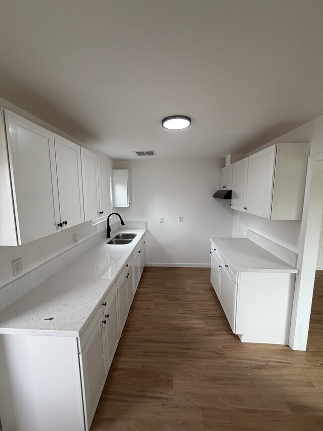 Building Photo - 910 E Tulare Ave