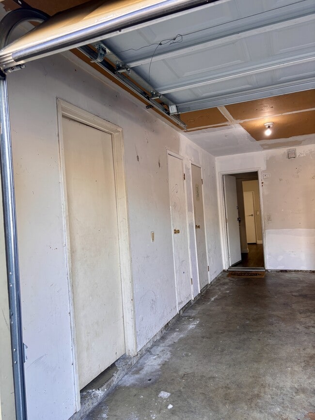 Building Photo - 1055 Mohr Ln