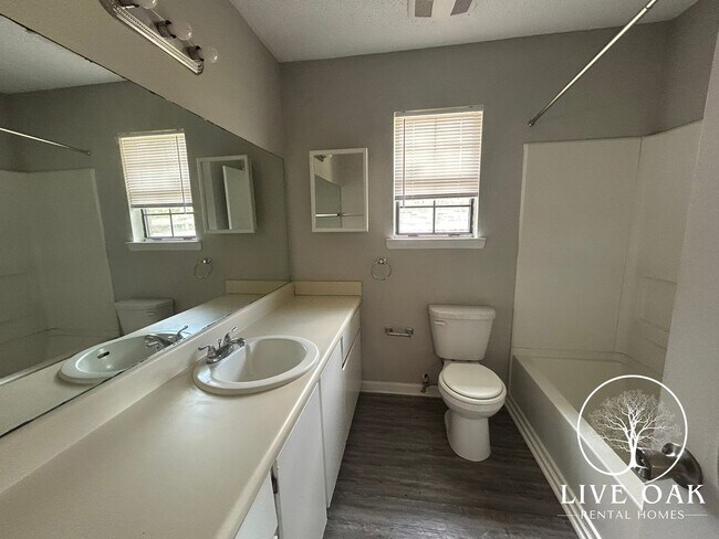 Building Photo - MOVE IN SPECIAL: $500 OFF 1ST FULL MONTH'S RENT!**