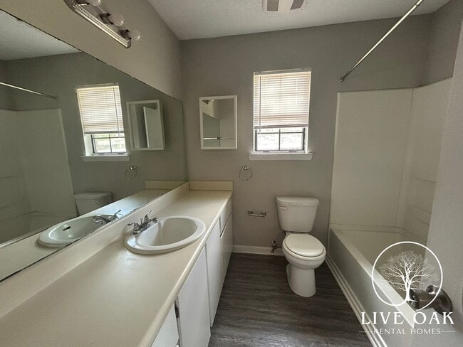Building Photo - MOVE IN SPECIAL: $500 OFF 1ST MONTH'S RENT!**