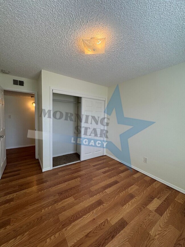 Building Photo - Spacious home in desirable location!