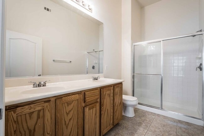 Building Photo - 2 bedroom condo in the heart of Henderson!