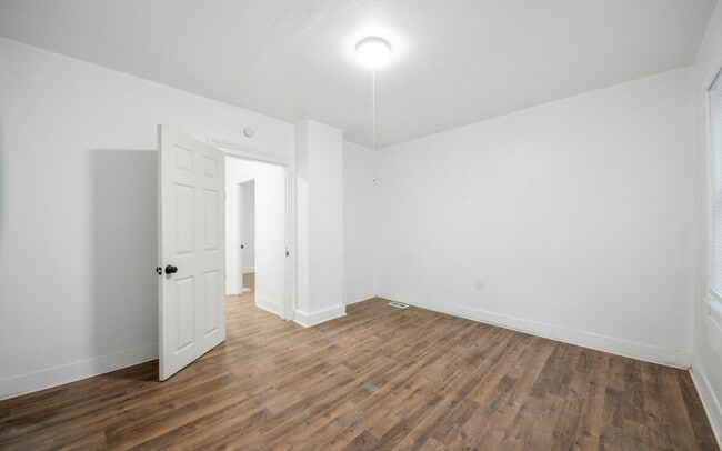 Building Photo - 1361 E 45th St