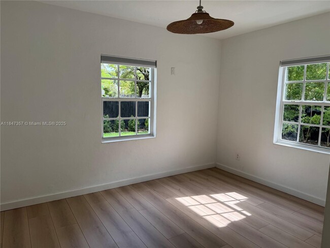 Building Photo - 2450 SW 19th Ave