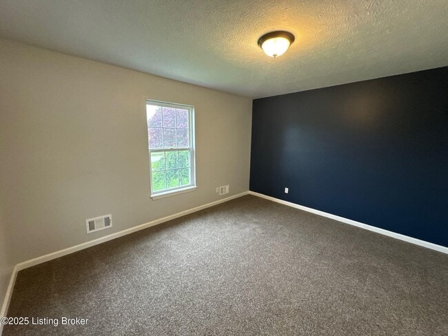 Building Photo - 576 Circle Valley Dr