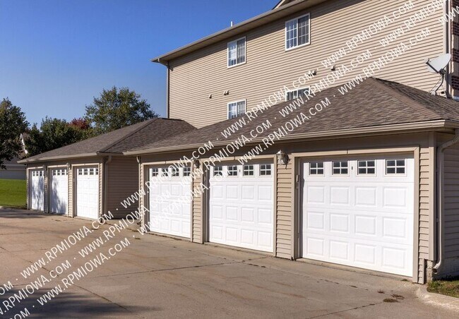 Building Photo - 701 SE Dovetail Rd