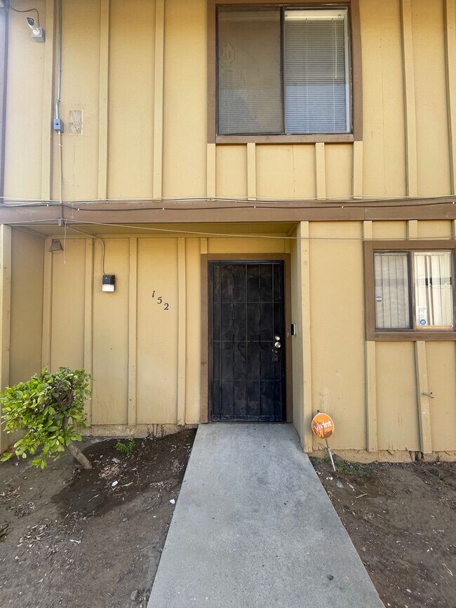 Building Photo - Peach