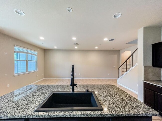 Building Photo - 2880 Donnell Dr