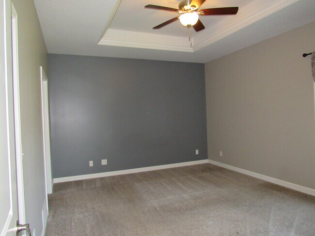 Building Photo - 405 E Palace Row