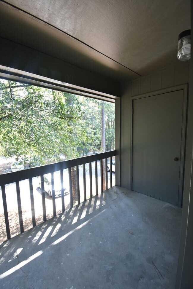 Building Photo - 2 Bedroom and 2 Bath Condo (No Pets)