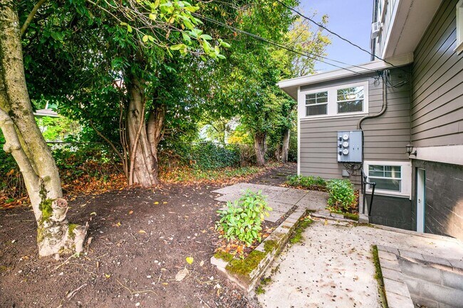 Building Photo - Amazing 4-Bedroom Daylight Basement in Well-Maintained Triplex!