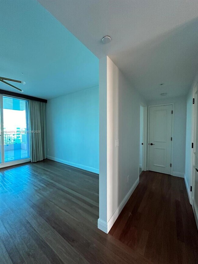 Building Photo - 785 Crandon Blvd