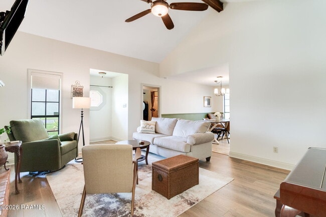 Building Photo - 215 Sleepy Hollow Dr