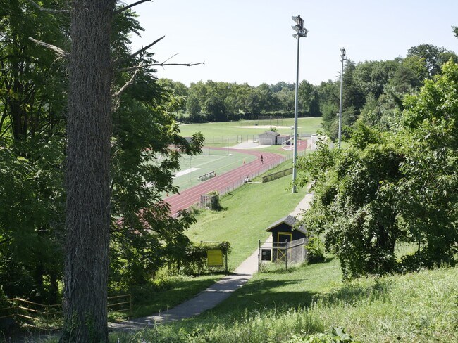 Building Photo - 611 Hilltop Rd