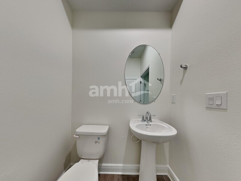 Building Photo - 27189 St Andrews Ave