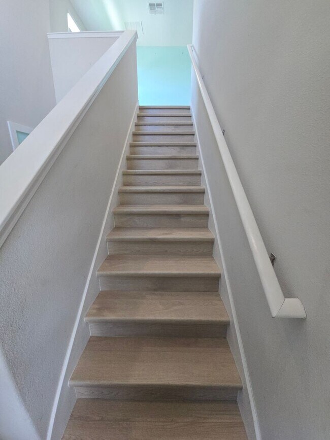 Building Photo - Gorgeous 4-Bedroom, 2.5-Bathroom Home in R...
