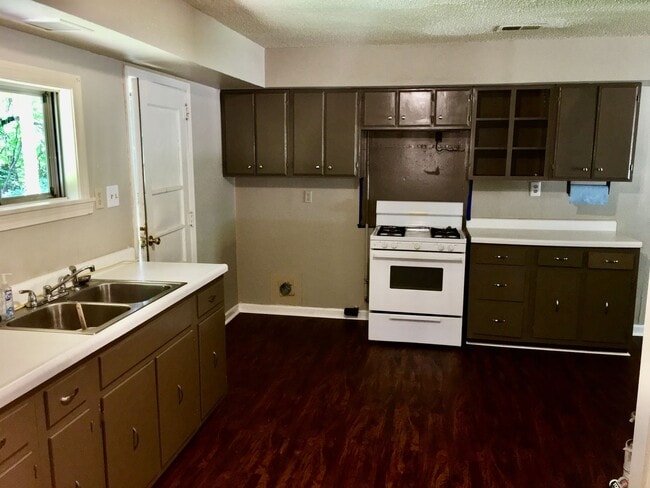 Building Photo - Nice 2 Bdrm 1 Bath