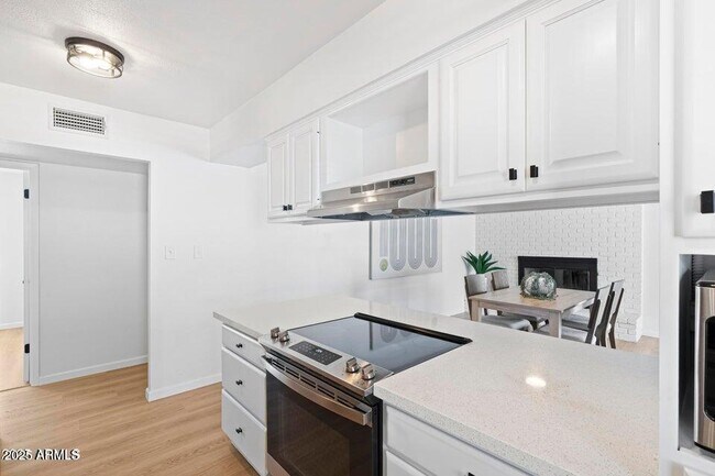 Building Photo - 414 W Santa Cruz Dr