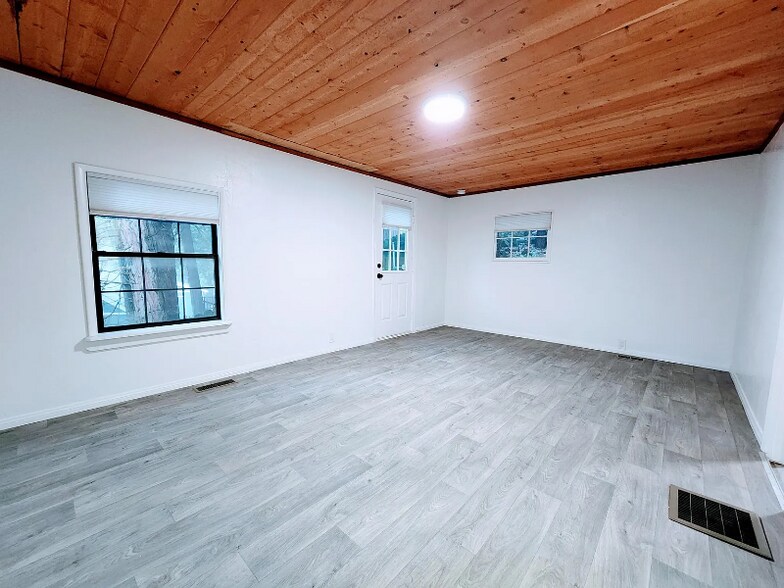 Building Photo - 880 High Rd