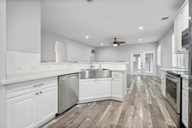 Building Photo - 421 Livingstone Ln