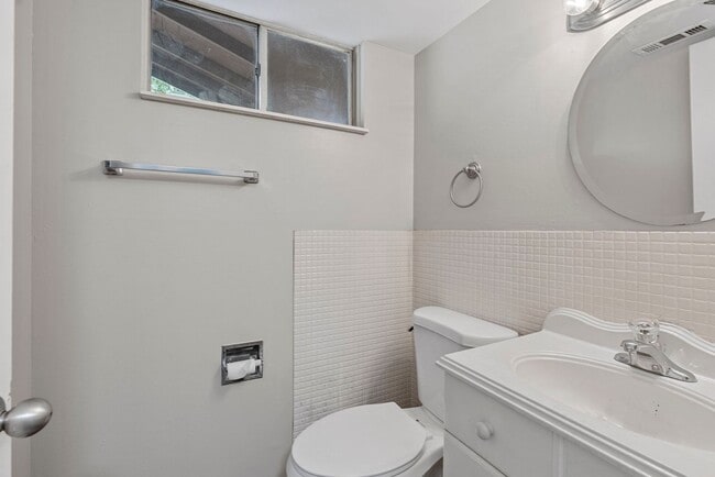 Building Photo - Newly Updated 3-Bedroom Duplex with Fresh Paint and Flooring!