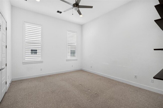 Building Photo - 6105 Florencia Ln