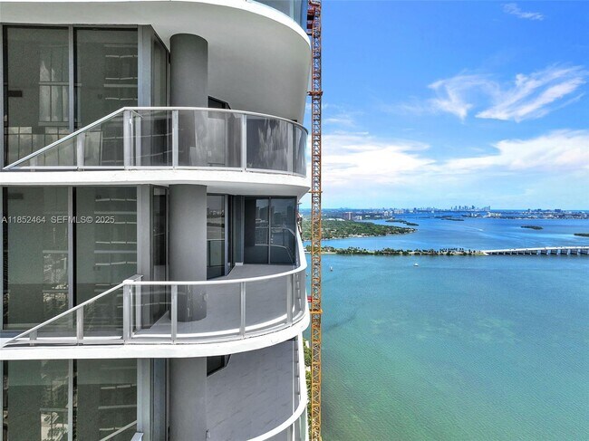 Building Photo - 700 NE 24th St