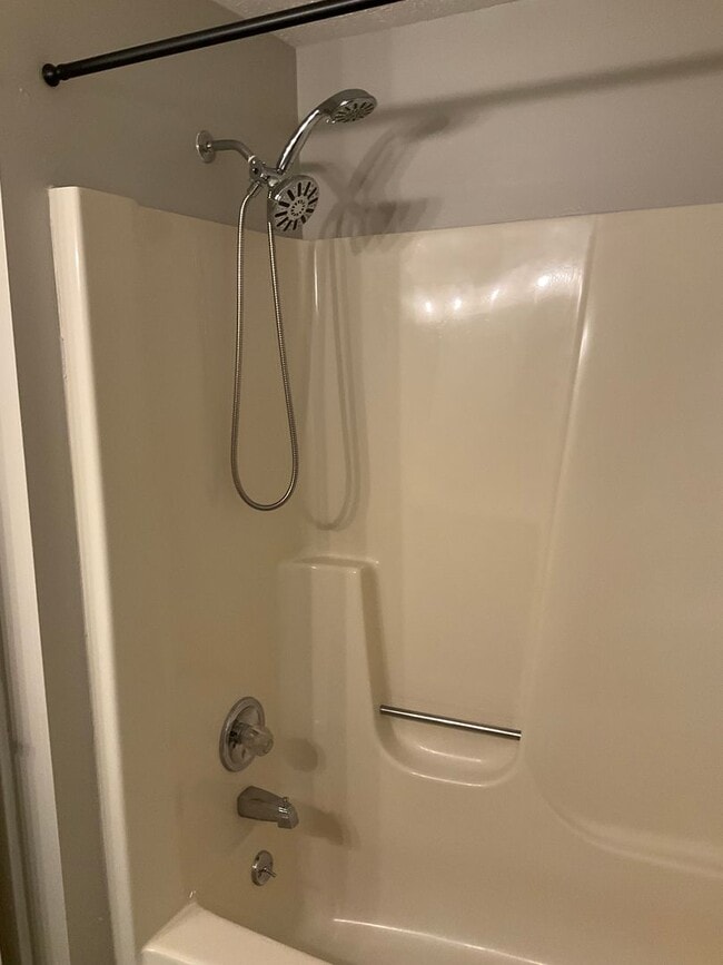 Building Photo - Spacious 3bed 3 bath Split-Level in Bethel...